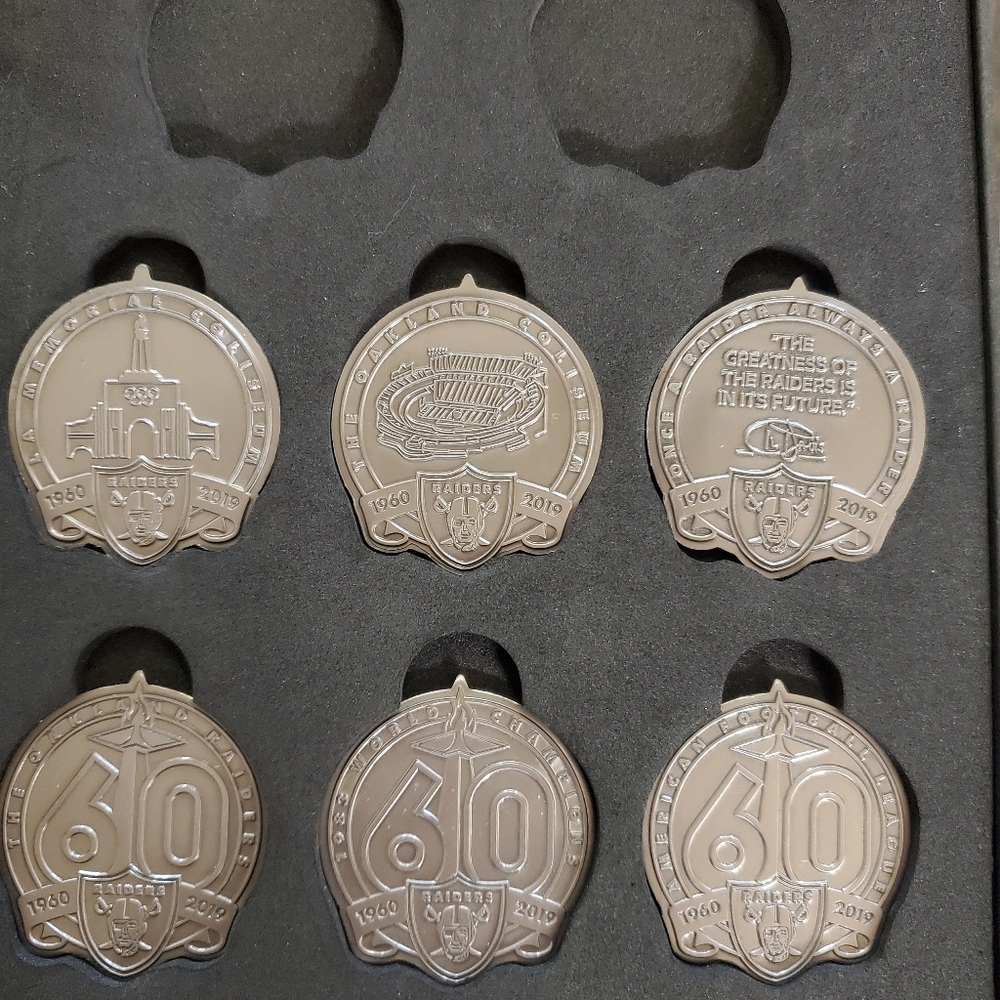 2019 Oakland Raiders 60th Anniversary Commemorative Coin and Sports Patch x 1. - Picture 3 of 9